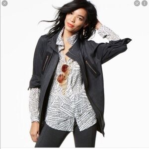 Cabi #3255 Split back & buttons up blouse size small